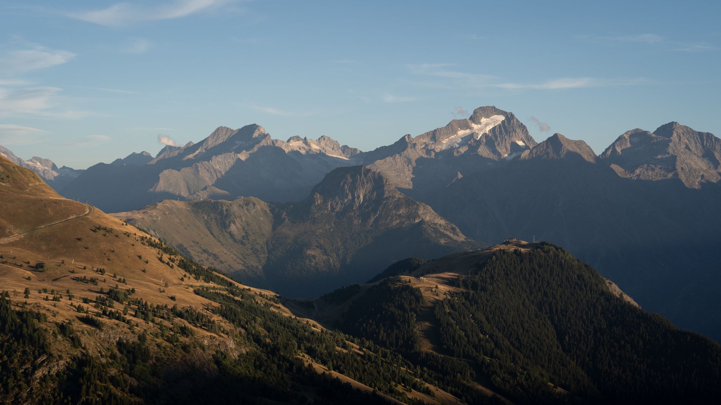Les sommets de l'Oisans dans la lumière du soir, en été.